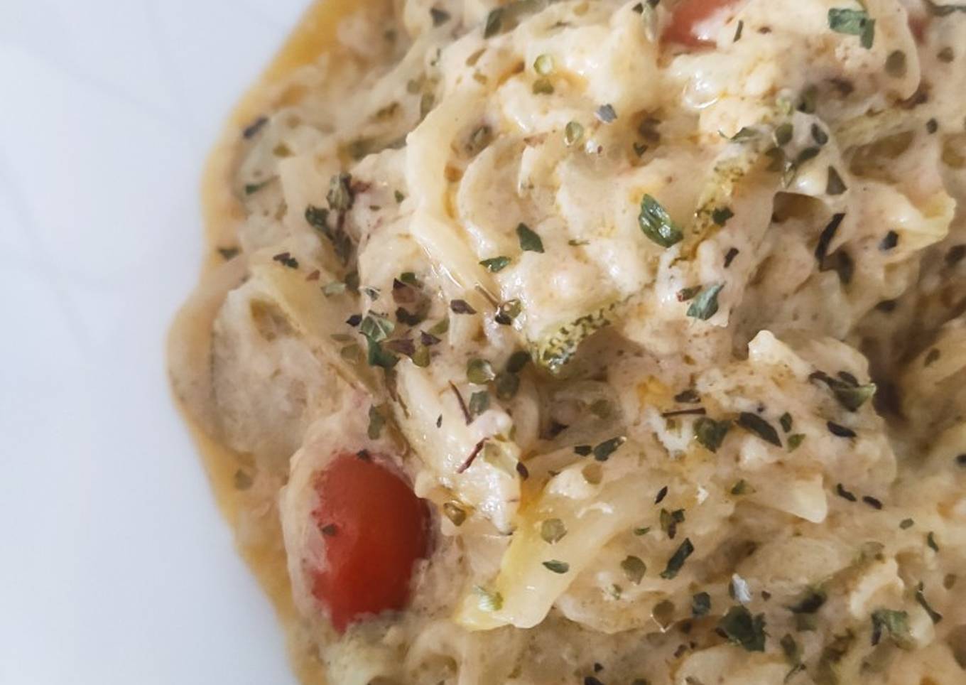 Espaguetis de calabacín con tomates cherry y salsa de queso