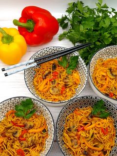 Une photo de Nouilles sautées Poivrons & Champignons