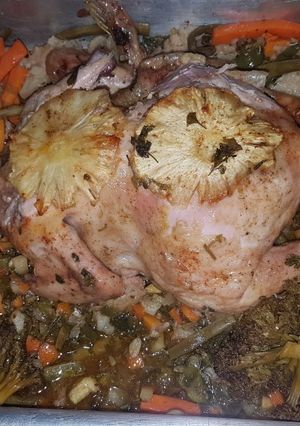 Una foto de 🐓🍗Pollo entero relleno al horno con vegetales🥦🥕🥔