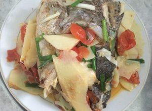 Hình của món Cá song (cá mú) nấu măng chua.