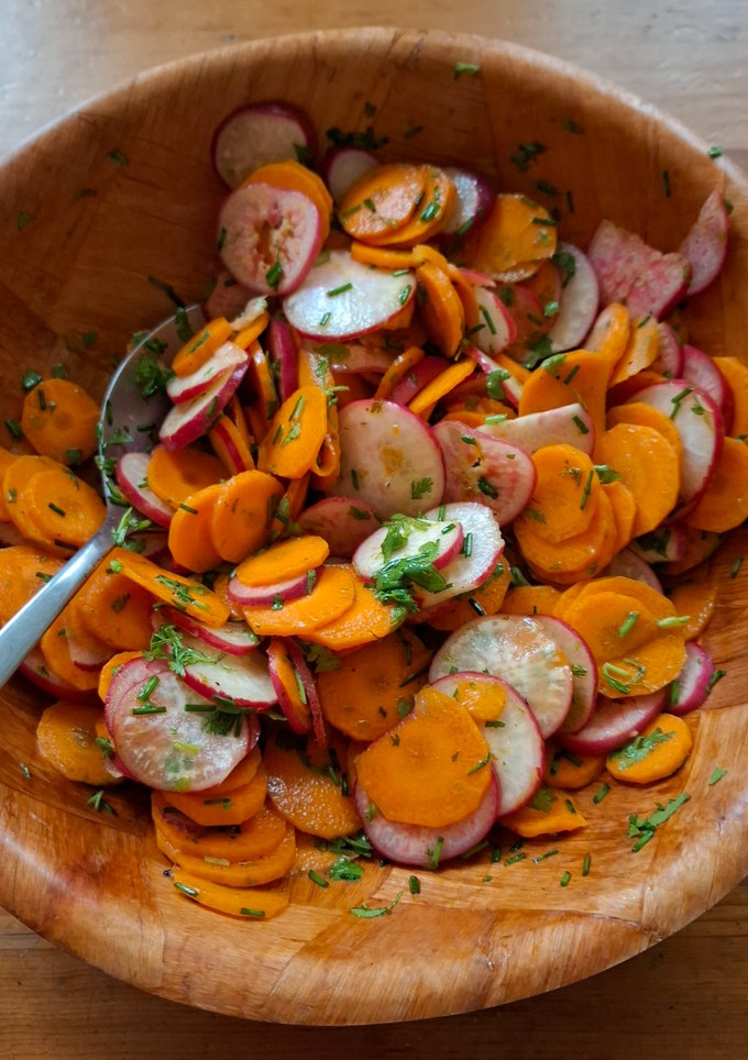 Una foto de Ensalada de zanahoria y rábano