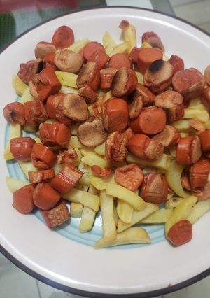 Una foto de Salchipapas horneadas
