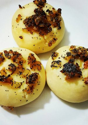 Una foto de Pletzalej, pancitos judíos de cebolla