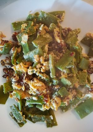 Una foto de Revuelto de judías verdes con crujiente de chorizo criollo