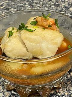 Una foto de Bocado de bacalao con patatas marineras y gambas