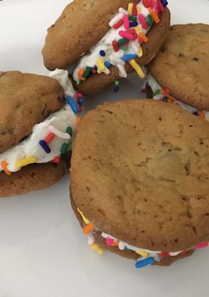 A picture of Chocolate chip ice cream cookies.