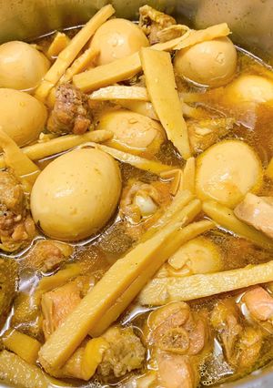 Hình của món Gà kho trứng và măng tươi.
