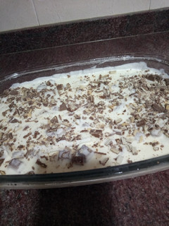 Una foto de Tarta helada de leche condensada y kit kat