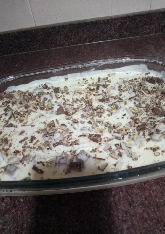 Una foto de Tarta helada de leche condensada y kit kat