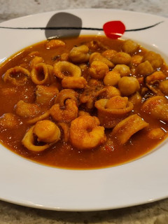 Una foto de Potaje de garbanzos con chipirones y gambas