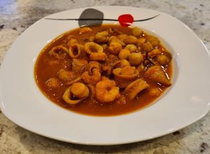 Foto principal de Potaje de garbanzos con chipirones y gambas