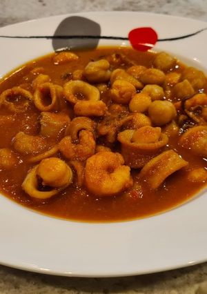 Una foto de Potaje de garbanzos con chipirones y gambas
