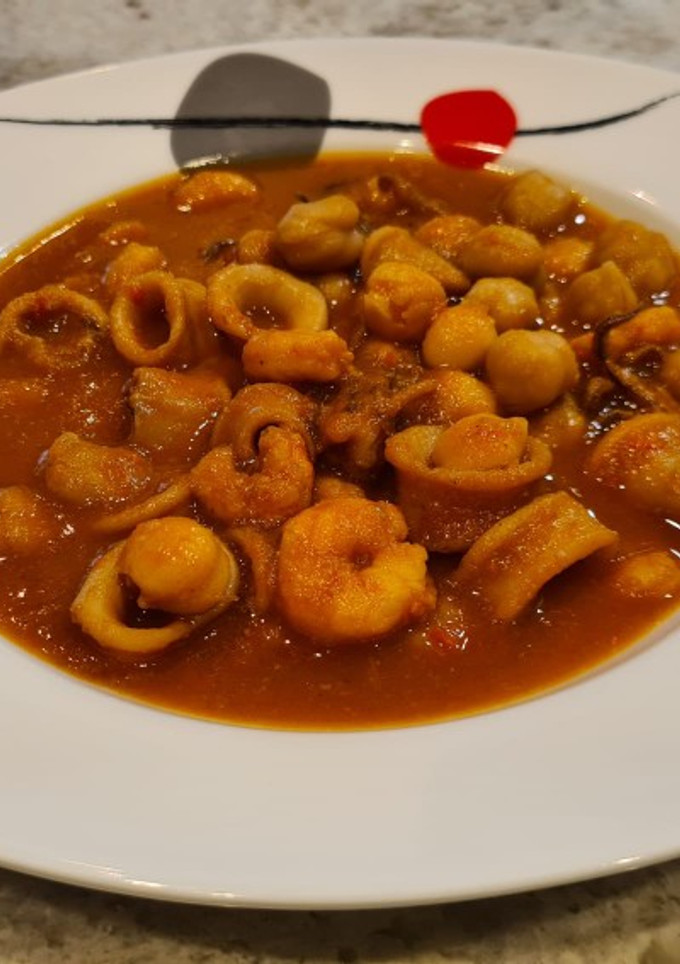 Una foto de Potaje de garbanzos con chipirones y gambas