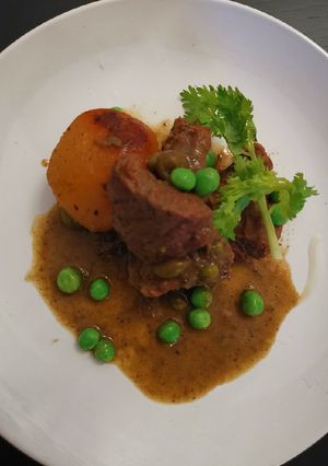 A picture of Beef in parsley sauce.
