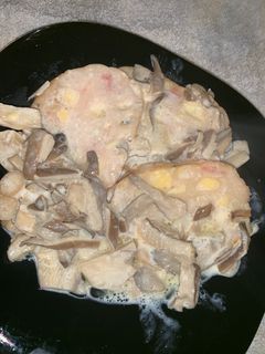 Una foto de Redondo de pollo con salsa de setas