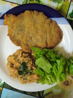 Una foto de Milanesa de carre de cerdo con arroz y lechuga