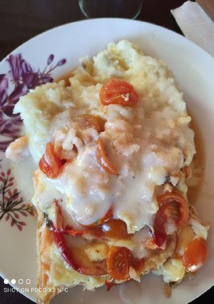 Una foto de Salmón Napolitano al horno con salsa de camarón