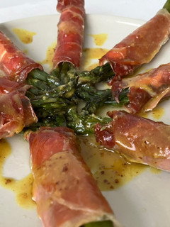 Una foto de Espárragos al horno con gabardina de jamón serrano y queso