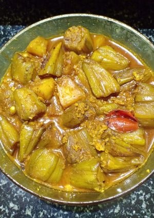 A picture of Pointed gourd curry.