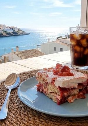 Una foto de Pastel helado de Fresas y Nata