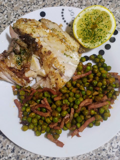 Una foto de Corvina a la plancha con guisantes