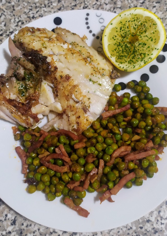 Una foto de Corvina a la plancha con guisantes