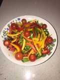 Ensalada colorida con tomates cherry