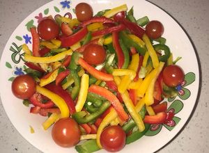 Una foto de Ensalada colorida con tomates cherry