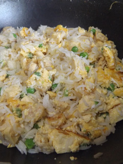 Una foto de Arroz basmati con pechuga de pollo y guisantes