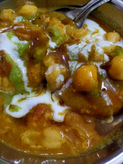 आलू टिक्की - छोले मसाला (aloo tikki chole masala recipe in Hindi) रेसिपी मुख्य फोटो