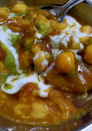 आलू टिक्की - छोले मसाला (aloo tikki chole masala recipe in Hindi) रेसिपी मुख्य फोटो