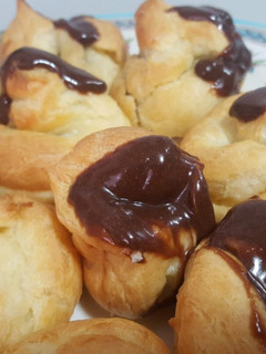 Una foto de Profiteroles de chocolate