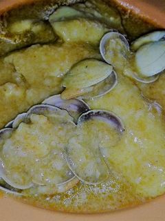 Una foto de Merluza con almejas y gambas en salsa verde