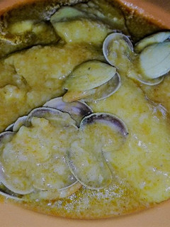 Una foto de Merluza con almejas y gambas en salsa verde