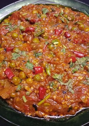 काठियावाड़ी बैगन का भरता (Kathiyawadi baingan ka bharta recipe in Hindi) रेसिपी मुख्य फोटो