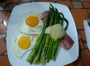 Una foto de Huevos estrellados con espárragos
