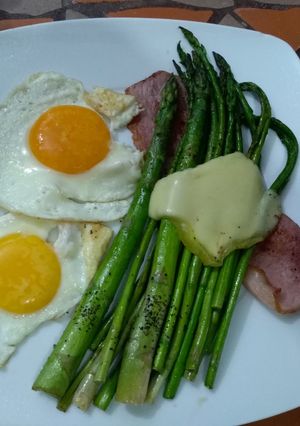 Una foto de Huevos estrellados con espárragos