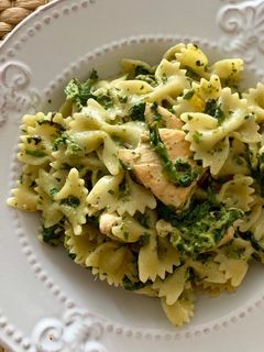 Una foto de Pasta con salsa de queso, espinacas y pollo