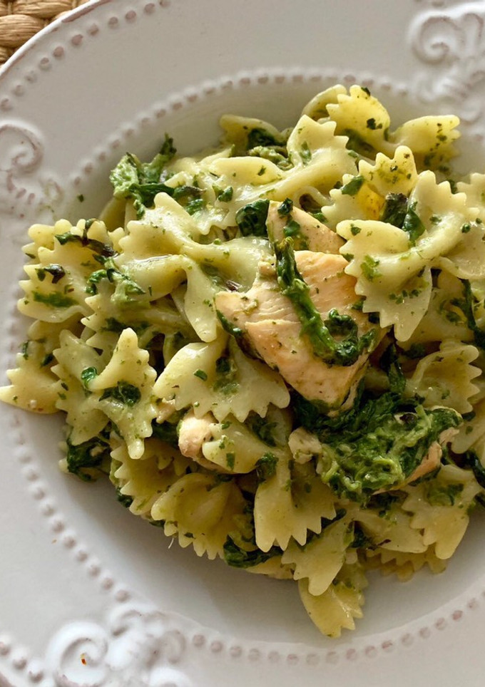 Una foto de Pasta con salsa de queso, espinacas y pollo