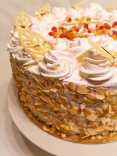 Oroszkrém torta karamellizált ananásszal recept fotója
