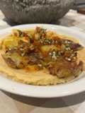 Hummus con papas rotas
