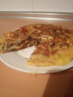 Una foto de Tortilla de verduras y quesitos rápida