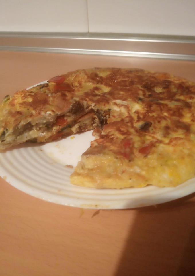 Una foto de Tortilla de verduras y quesitos rápida