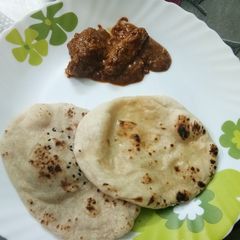 A picture of Chicken changezi with naan.