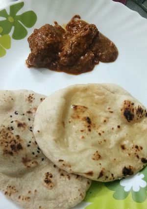 A picture of Chicken changezi with naan.