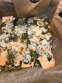 Una foto de Salmón con pesto y almendras