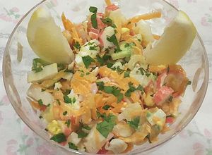 Una foto de Ensalada de palitos de cangrejo (kanikama)