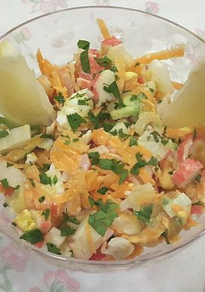 Una foto de Ensalada de palitos de cangrejo (kanikama)