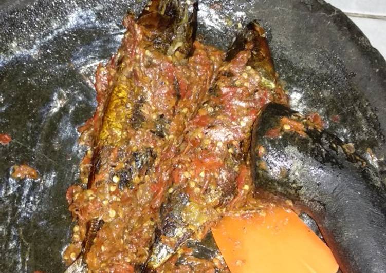 Bagaimana Menyiapkan Kembung asap sambal bakar😋😋😋 Anti Gagal