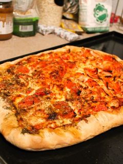 Una foto de Pizza con orillas de queso